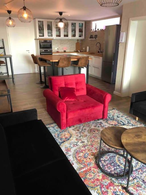 Stylisches Maybach Appartement Mit Terrasse Fuer 5 Personen, 5 Betten, Grosse Kochinsel, Homeoffice Mit 250Mbit Wlan Aidlingen Exteriér fotografie